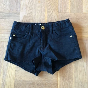 Shorts - Ett par korta vanliga svarta shorts i stl 134.