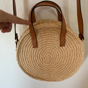 Beige väska  - Beige väska   Obs köparen står för frakten 