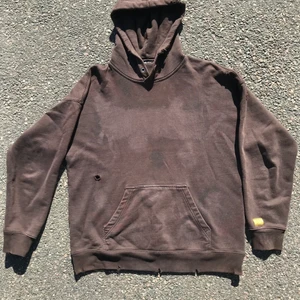 Hoodie - L, Färg kvar från screenprint, guldfärgad lap som jag själv sytt dit. Egen klippta hål. Fråga gärna om fler bilder!