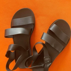 Nya sommarskor - Helt nya, Svinsnygga passar till allt , SJUKT SKÖNA svarta sandaler. Storlek 40 men något liten i storleken så passar därför en 39 bättre. Jag är sjukt ledsen att de inte passade mig för det är de skönaste skorna någonsin. 