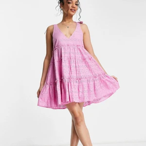 Rosa klänning - Jättefin rosa klänning, helt ny, aldrig använd, lapp kvar. Säljer på grund av att jag var för sen med retur.