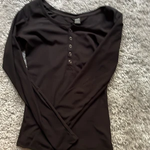 Svart teöja - Svart tröja, 120 +frakt