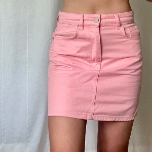 Gina Tricot kjol 36 - Jättefin jeanskjol som är i väldigt fint skick💕 skriv om du har frågor!