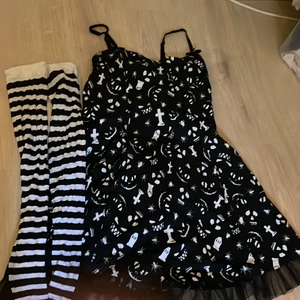 Alt paket  - En Klänning och ett par knästrumpor 