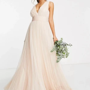 Balklänning  - Säljer min balklänning från ASOS. Endast använd en gång. Säljer för 450kr. Storlek 36❣️❣️