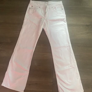 Lågmidjade jeans - Säljer dessa supersnygga vita lågmidjade jeans då de tyvärr inte kommer till användning. Går över skornaoch sitter perfekt på mig som är 172!