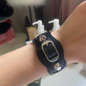 Balenciaga armband  - Säljer mitt super fina Balenciaga armband. Jättefint skick, box, dustbag och äkthets bevis medföljer 💗 Om den blir efterfrågad blir det budgivning, frakt tillkommer !