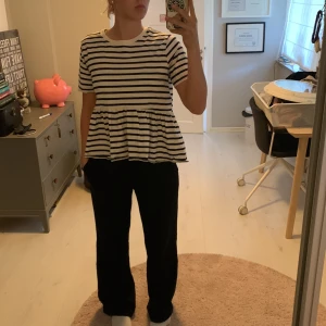T-shirt  - Säljer nu dessa fina fina T-shirts.  Bild 1 Zara T-shirt 80kr Strl M Bild 2 Glitter T-shirt 50kr Strl S Bild 3 Nike polo T-shirt 70kr Strl L