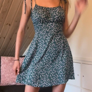 Blommig klänning  - Blommig klänning, aldrig använd, perfekt till midsommar🌸