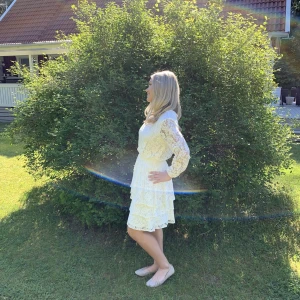 Studentklänning - En vit klänning från sisters point som endast är använd vid ett tillfälle! Så gott som ny. Perfekt som studentklänning eller avslutningsklänning🤍 har för mig att nypriset var ungefär 700kr och den är nu slutsåld. köparen står för frakten!