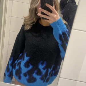 Stickad tröja  - Fin stickad  tröja som är använd fåtal gånger så den är helt som ny!! Storlek M men är mer som en lite större S. 