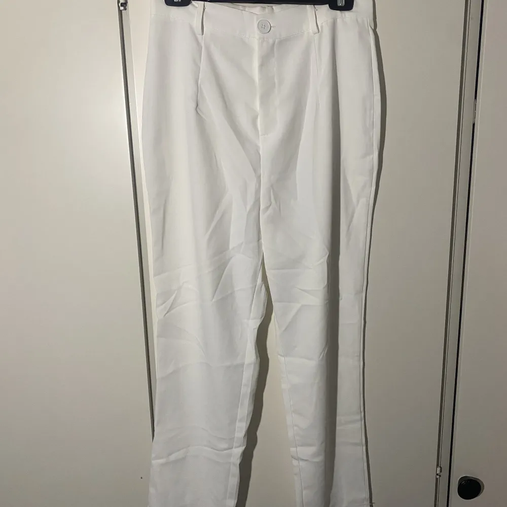 Vita kostymbyxor som inte är använda på grund av fel storlek.🤍. Jeans & Byxor.