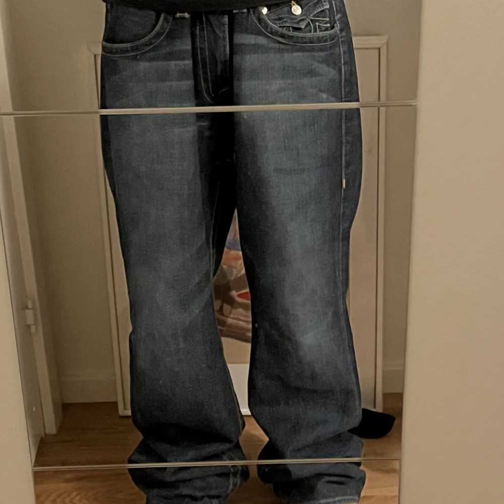Jätte snygga true religon jeans storlek 38 men passar som 35-36 med 8/10 kvalitet med inga skador. Pris kan diskuteras . Jeans & Byxor.