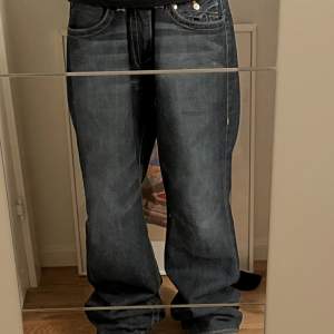 Jätte snygga true religon jeans storlek 38 men passar som 35-36 med 8/10 kvalitet med inga skador. Pris kan diskuteras 