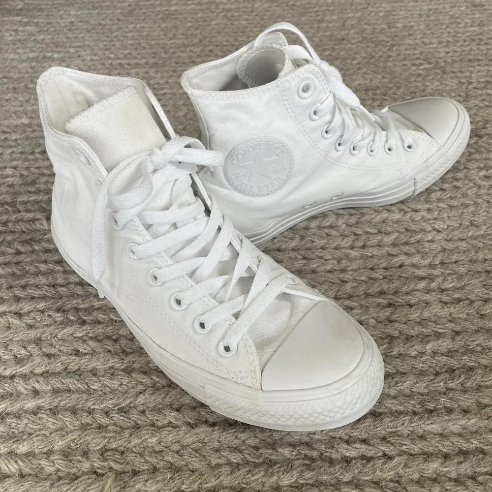 Vita höga converse skor. Storlek 40, innermått 26 cm.. Skor.