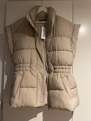 Beige väst  - Beige väst från Gina Tricot i storlek M. Endast testad. Hämtas i Eriksberg eller centrala Göteborg alt. fraktas. 