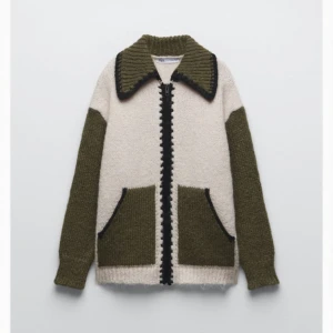 Stickad kombinerad Jacka - En svin snygg stickad kofta/jacka från Zara. Använd 3 ggr och är i nytt skick. Finns inga täcken på anvädning. Köptes för 499kr i November 