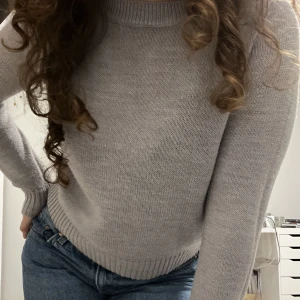 Grå stickad tröja  - Snygg grå tröja som är väldigt mysig och bekväm. Den är i bra skick. Säljer den för 110 + frakt.