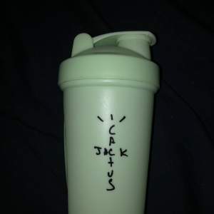 En vatten flaska från märket Cactus Jack skapat av rapparen Travis scott.