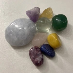 Kristaller - Säljer kristaller och ett kristallarmband. Minns inte vilka sorter alla är men jag kan garantera att dom inte är fake. Pris beror på kristallen man vill ha men inget under 20kr! Köparen står för frakten🥰❤️‍🔥