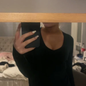  tunnstickad - En mörkgrön tröja som är väldigt tunnstickad i väldigt skönt material.  