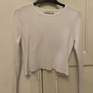 Långärmad tröja - Vit tröja från Chiquelle i storlek S. Knappt använd och är i fint skick. Finns i Södertälje men kan postas. 