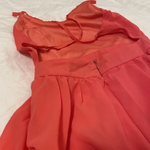 Rosa klänning med öppen rygg - Rosa klänning med öppen rygg och slits på sidan. 