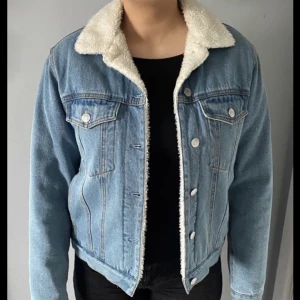 Jacka (jeansjacka) - Jeans jeacka Bikbok med päls/fluff, st S, Pris 150kr. Oanvänd