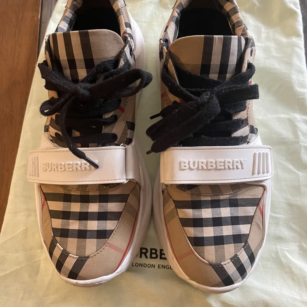 Burberry sneakers, mycket bra skick knappt använd, köpta för två år sedan i Paris. Något små i storleken.. Skor.