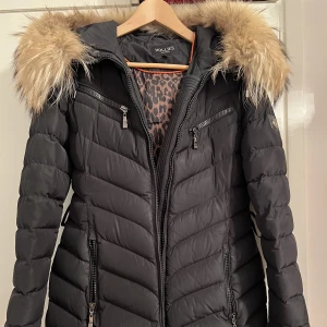 Hollies vinterjacka - En fin hollies vinterjacka med stor och fluffig päls. Använt sparsamt och är i fint skick. Storlek 38