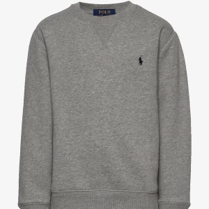 Ralph lauren tröja - Grå tröja i bra skick. Säljer då den inte kommer till användning. Tröjan är i barnstorlek men den passar mig perfekt som har S. Priset kan diskuteras.