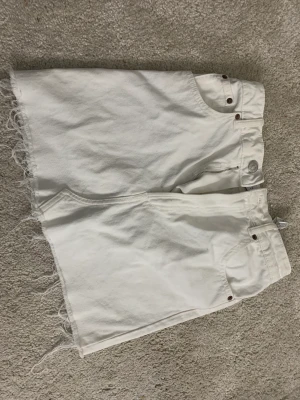 Zara kjol - Vit zara kjol, nästan helt oanvänd eftersom den inte sitter så bra på mig. Gjord av jeans så den har ingen stretch! Osäker på inköpspris men gissar på runt 300kr