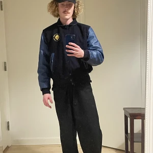 Vintage college jacka  i läder  - Strl S  Kan mötas i innerstaden.