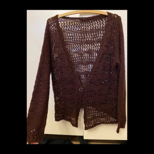 Vinröd kofta - Köpare står för frakt! Frakt 49kr   Finns ingen lapp med storlek men skulle säga M-L🌸