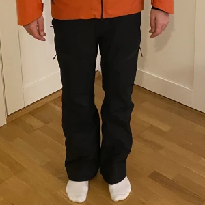 Skidbyxor - Fina skidbyxor från Everest. Svarta. Vadderade skidbyxor med vattentätt yttertyg som även ger effektiv andasfunktion. Snölås i bensluten. Bensluten är förstärkta på insidan. 	Vattentäta (10 000 mm vattenpelare) Recco reflector.