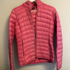 Dunjacka - Ceriserosa dunjacka från Everest i storlek 34.   Köpare står för frakt 