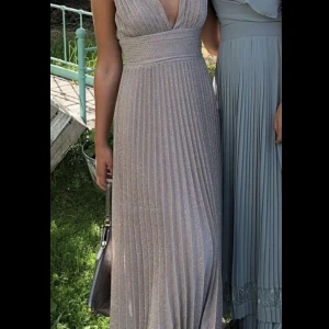 Bal klänning - Säljer nu den fiiiiiinaste balklänningen jag hade på studentbalen som inte kommer komma till mer användning. Så säljer vidare. Nypris 1169kr storlek 42. Liten i storlek  Den första bilden är lånad. En liknande klänning fast i en annan färg❤️