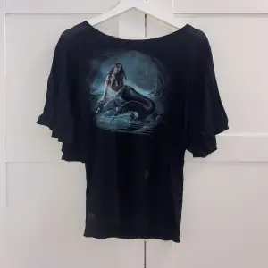 Skitsnygg t-shirt från alternativa märket Spiral i flowy material och i väldigt bra skick!! 🖤