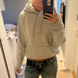 Grå hoodie - Basic grå hoodie. Funkar till allt och jätteskön! 100 kr + frakt❤️