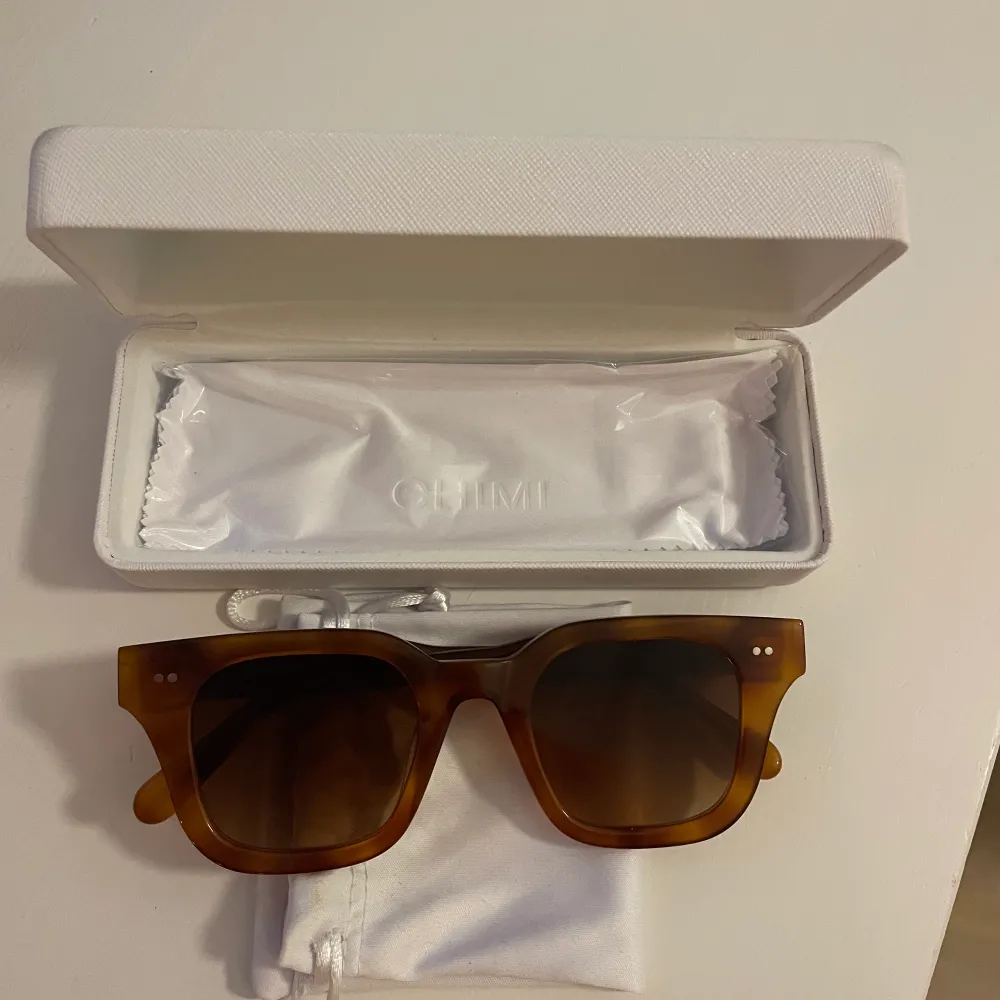 Jag säljer mina i princip oanvända chimi solglasögon i modellen 04 Havana då jag inte har haft användning för dem. De är slutsålda på hemsidan och är i väldigt bra skick! Nypris 1200. Jag säljer de för 700.. Accessoarer.