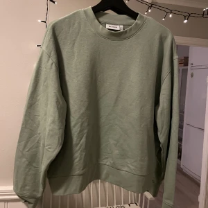 Weekday  - Sweetshirt från Weekday i storlek M, aldrig använd. 