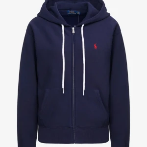 zip up hoodie  - Säljer även denna mörkblå zip up hoodie från ralph lauren. Med röd häst . Utan vita justeringsband och den tjockare versionen. Storlek L i Herr . Köpare står för frakt ! 