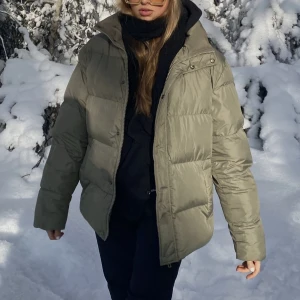 Ljusgrön pufferjacka  - Pufferjacka från asos, från killavdelningen storlek S. Ljusgrön färg i fint skick! Tillhör en avtagbar luva. Pris exklusive frakt🤍 