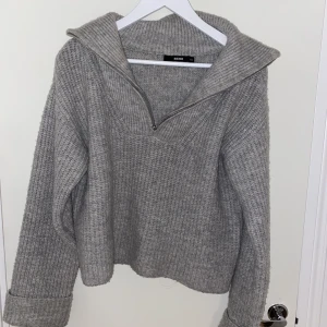 stickad tröja med dragkedja  - grå stickad tröja med dragkedja. inte kommit till användning på ett tag, därav väljer jag att sälja den. ny pris från bikbok 400kr. säljer för 200kr. Frakt tillkommer på 80kr💕skriv till mig privat vid frågor eller funderingar 