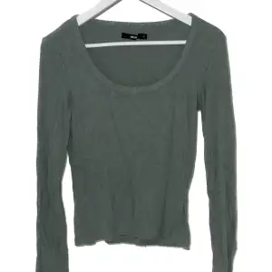 🦋Långärmad härlig tröja 🦋Stl M 🦋Köpt på BikBok 🦋Pris 50kr 🦋Färg mörkgrön 🦋Material ribbad
