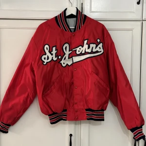 Varsity Jacka - Vintage college varsity jacka i en superfin röd färg!🧥❤️ Passar perfekt att stylea med hoodie, tjocktröja eller bara som den är. Köptes retro för ett par år sen men har knappt kommit till någon användning.  Köparen står för frakten!📦