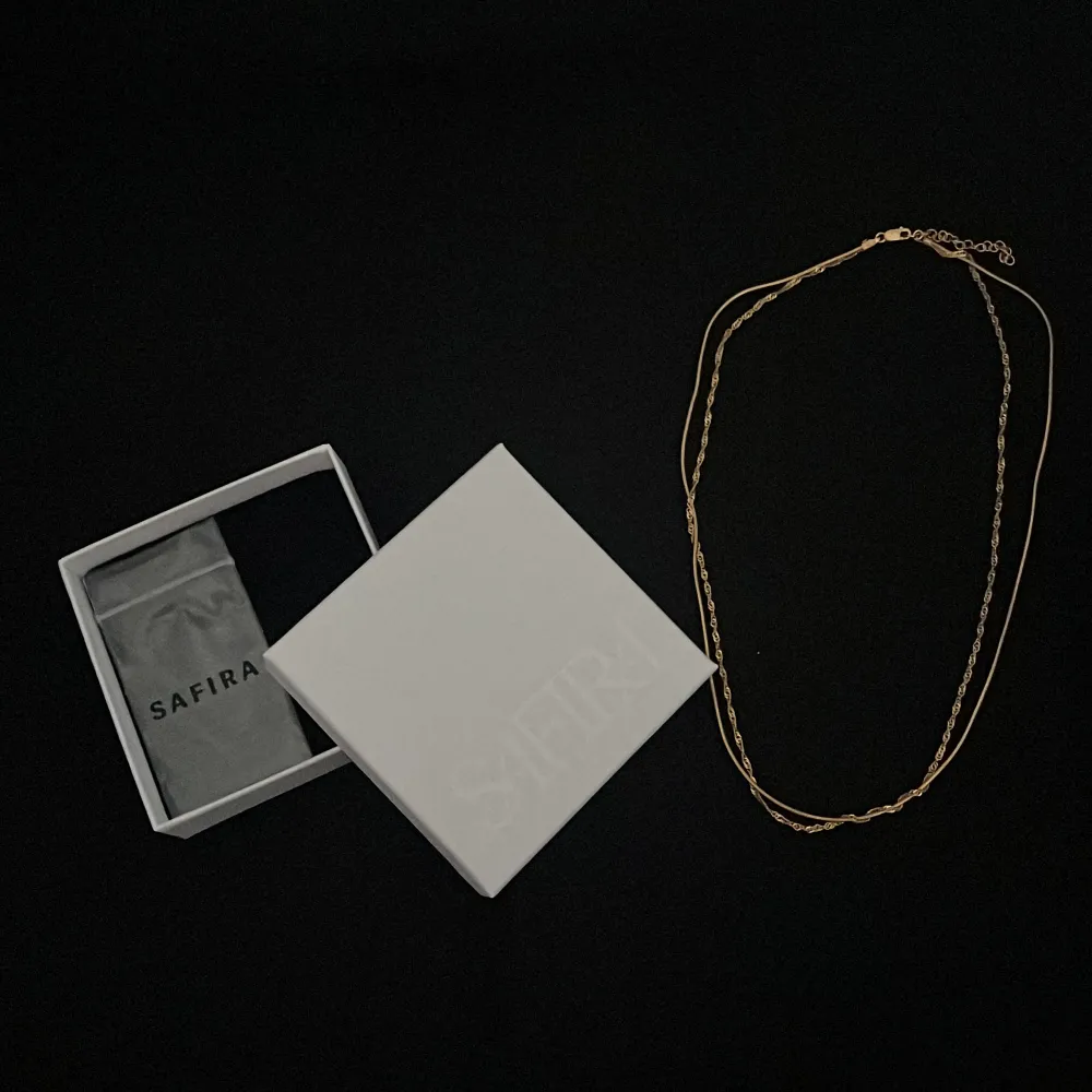 Helt oanvänd guldplaterad halsband från Safira med förpackning. Originalpris 499.. Accessoarer.