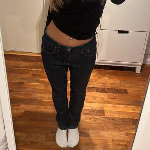 lågmidjade jeans storlek 27/30 , säljer för 230kr💗passar mig perfekt i längden (är 162)