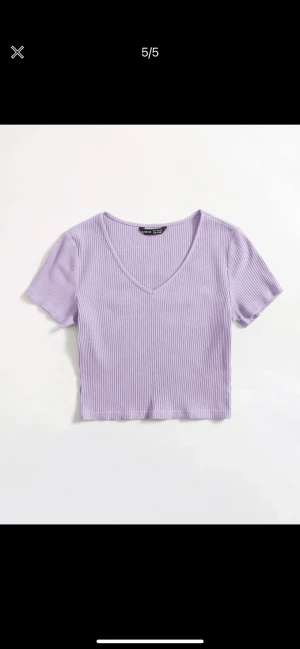 Croppad vringad tröja - Säljer denna jättesöta vringade croptoppen då den inte är min stil längre💗 Bra skick, skriv privat för fler bilder🫶