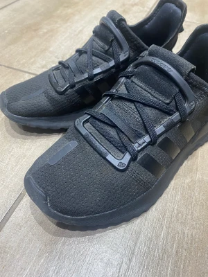 Adidas skor - Adidas skor. Storlek 35.